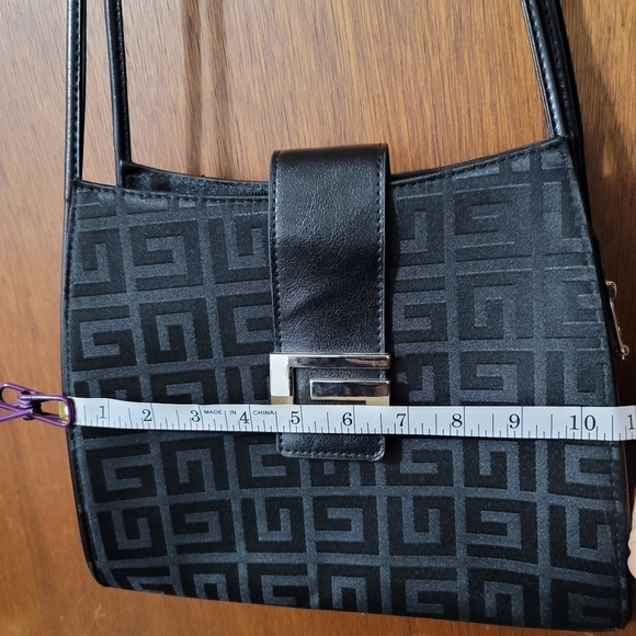NWOT.  Guess vintage black with G logo exterior handbag. (577) - Picture 2 of 7
